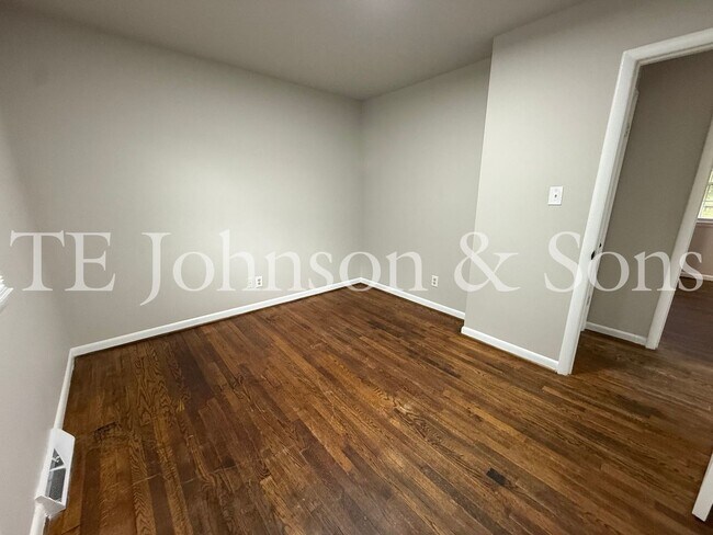 Building Photo - Charming 2 Bedroom Home with Hardwood Floors & Central A/C in Winston-Salem