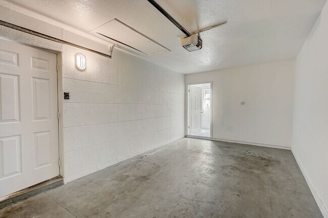 Building Photo - 2 Bed / 1 Bath Cozy Downtown Duplex Apartment