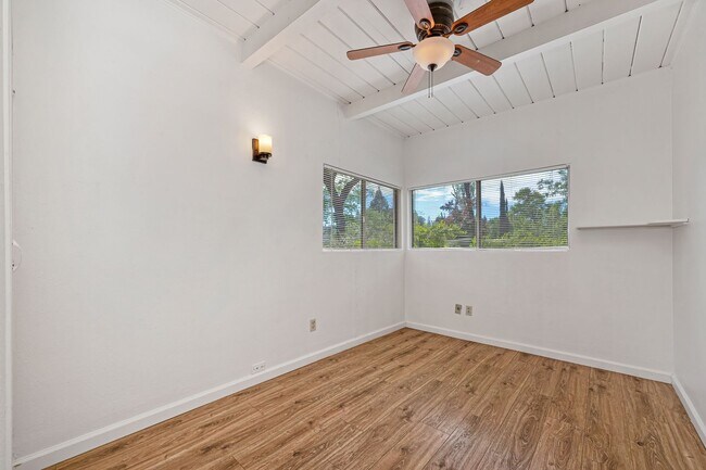 Building Photo - Country living in Beautiful Meadow Vista