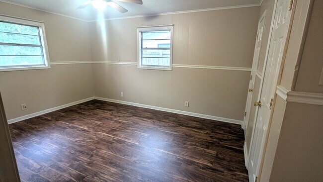 Building Photo - 118 Crescent Dr