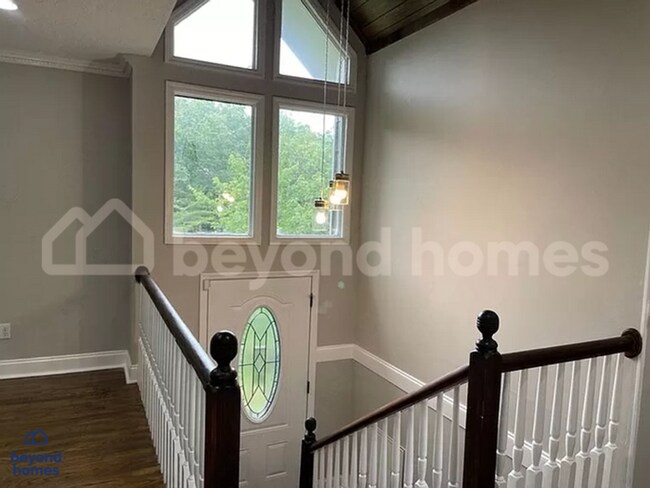 Building Photo - Updated 4-Bed Home Minutes from Downtown C...