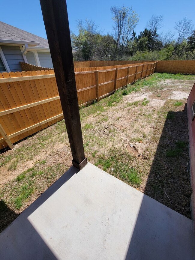 Building Photo - Bryan -3 bedroom / 2 bath / 2 car garage / Large fenced in back yard.