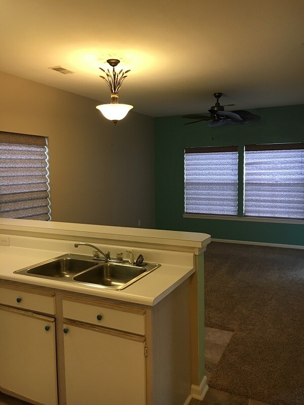 Building Photo - 1302 River Oaks Dr