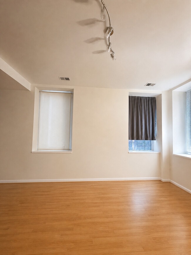 Unit 2 - 1901-1911 E Lombard St