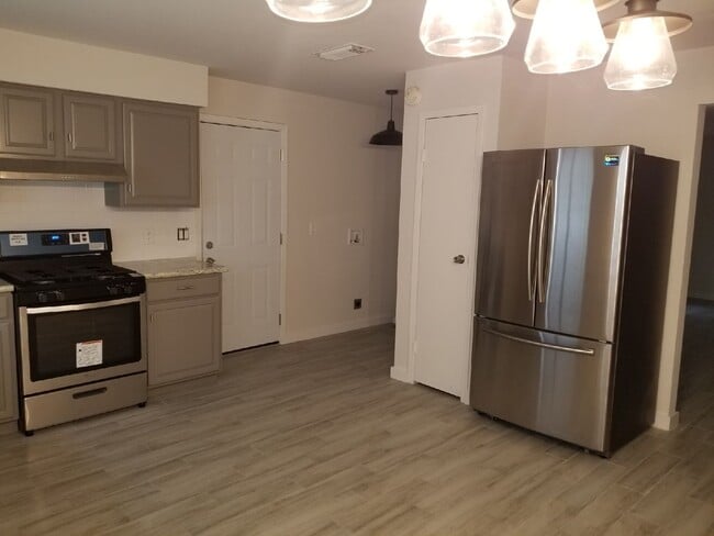 Building Photo - 320 Bert St