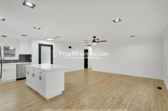 Building Photo - Newly Updated 3 Bedroom Aloha Home - Huge Yard!