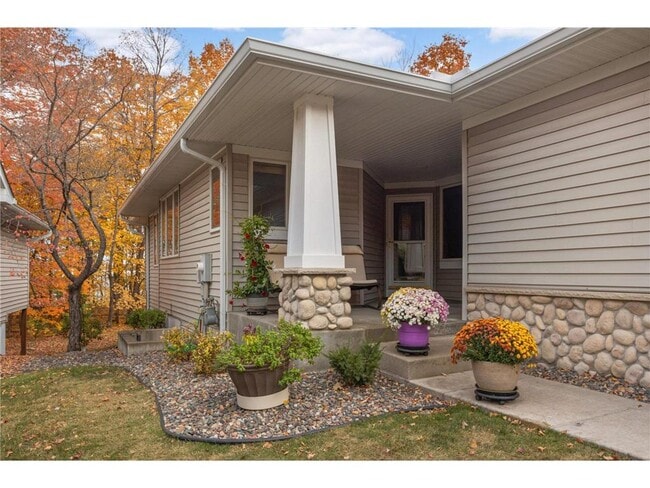 Building Photo - 9280 Blackoaks Ct N