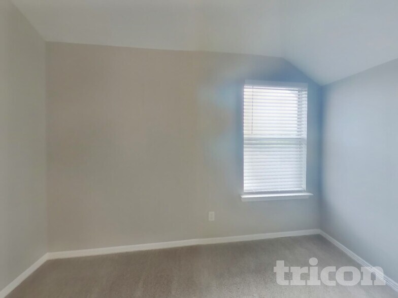 Building Photo - 511 Wolf Dr