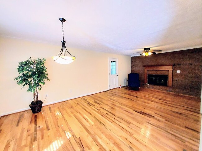 Building Photo - 3 Bedroom Brick Home
