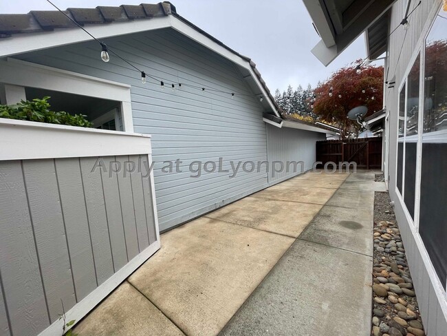 Building Photo - Charming 2BDRM 2.5BA with LOFT | Perfect Location near Folsom Premium Outlets & Lake Natoma!