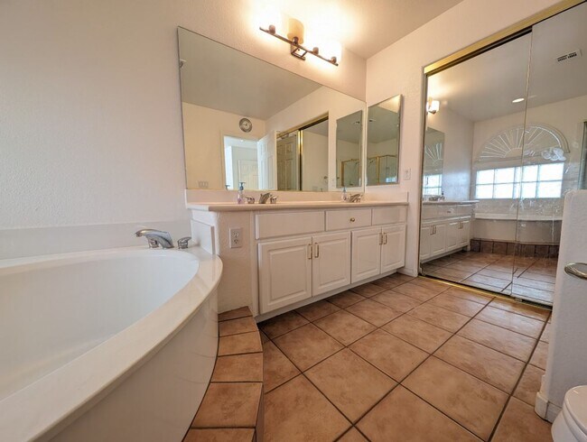 Building Photo - 10900 Royal Highlands St