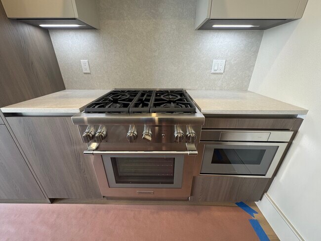 Building Photo - 300 Franklin St