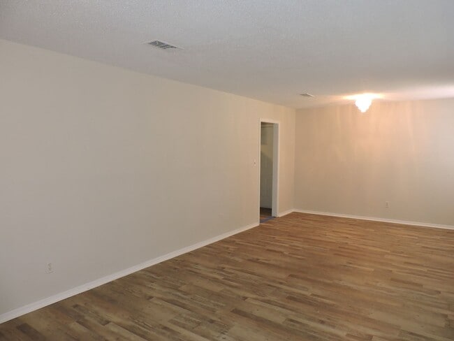 Building Photo - Great location in northeast Pensacola!