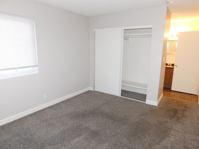 Building Photo - Spacious 2 bedroom- no neighbors under you !!