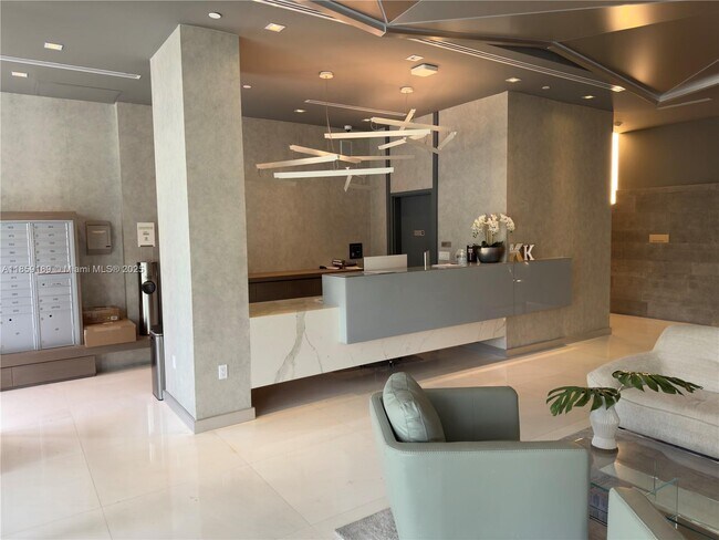 Building Photo - 9940 W Bay Harbor Dr