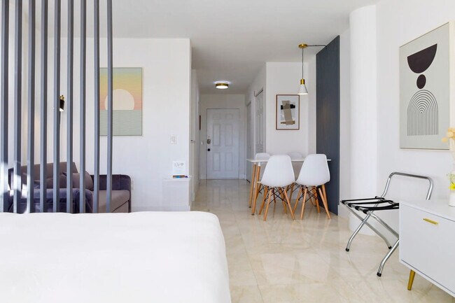 Building Photo - 212 West Dr