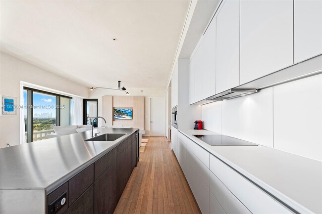 Building Photo - 2901 Collins Ave
