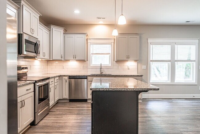 Building Photo - 643 Lilac Ln