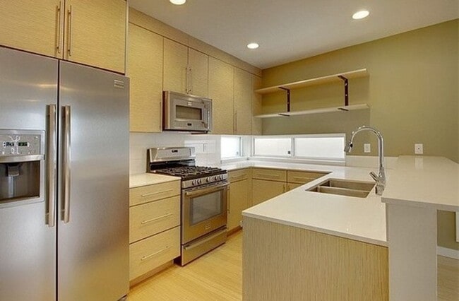 Building Photo - 3bd/2.5ba Seattle Townhome