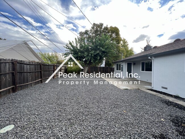 Building Photo - Beautifully Updated 3bd/2ba Home with 2 Car Garage!