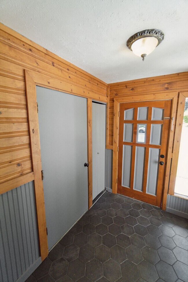 Building Photo - Beautiful Single Family Home Located In In...