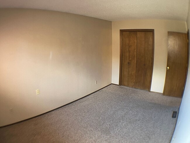 Building Photo - Super End unit Townhouse!!