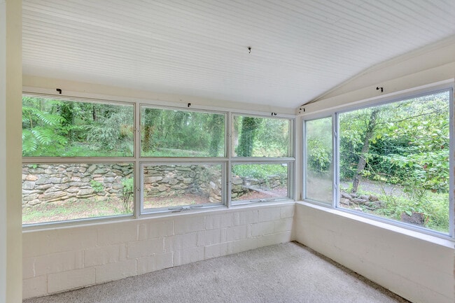 Building Photo - 605 Shepards Hill Rd