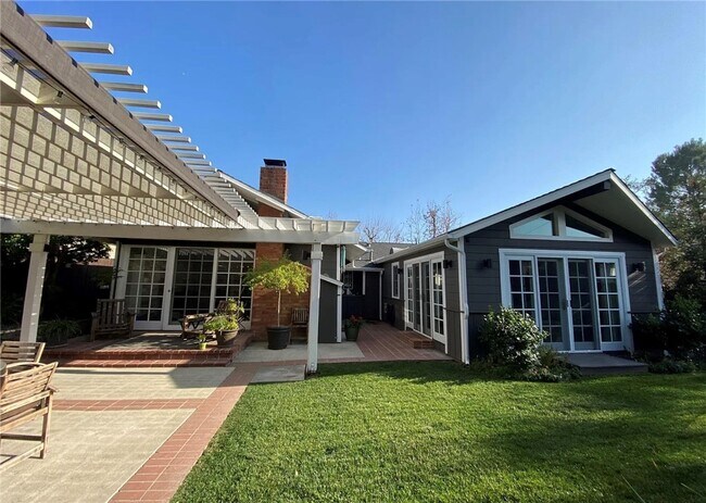 Building Photo - 349 Norumbega Dr