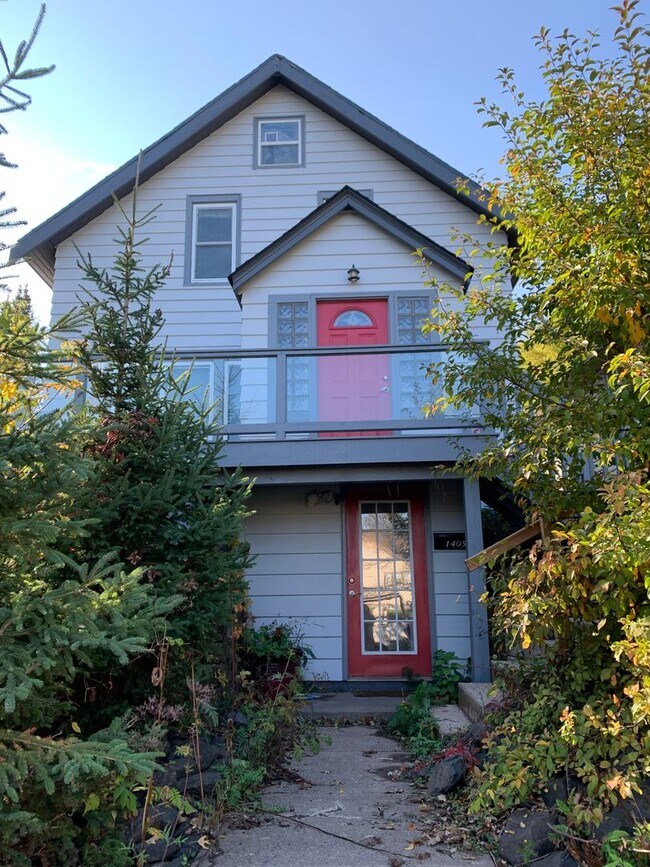 Building Photo - AVAILABLE SEPTEMBER - Must-Have 3 BED 2 BATH