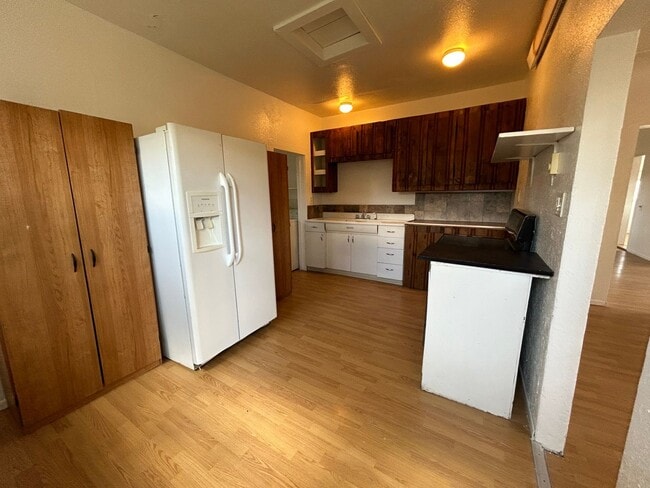 Building Photo - 2 Bed 1 Bath Large House with Fenced Yard and Washer Dryer Hookups