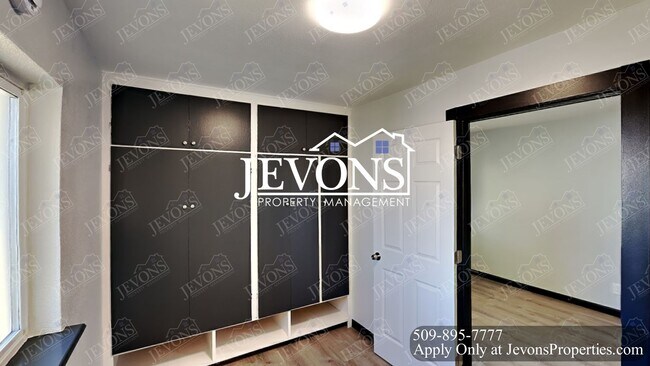 Building Photo - Embrace the cozy charms of this single-family home in Yakima's heart