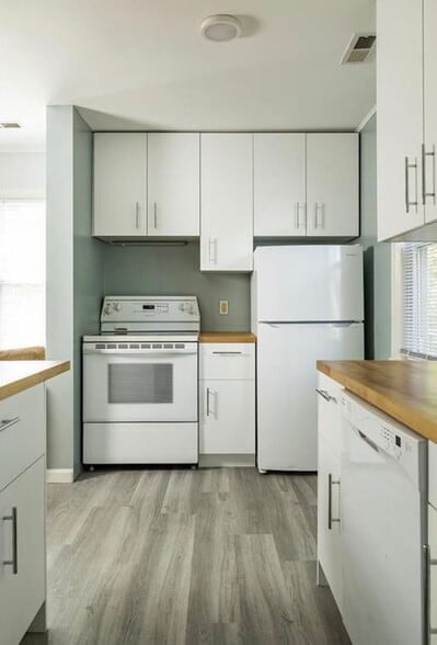 Kitchen - 355 Saint Clair Ave