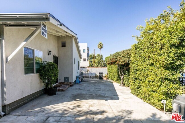 Building Photo - 4848 Oakwood Ave