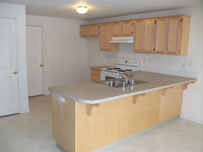 Building Photo - Large Beautiful 4 Bedroom Home w/ Loft & Upstairs Laundry Room!