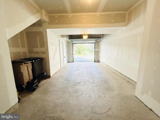 Building Photo - 913 King Farm Blvd