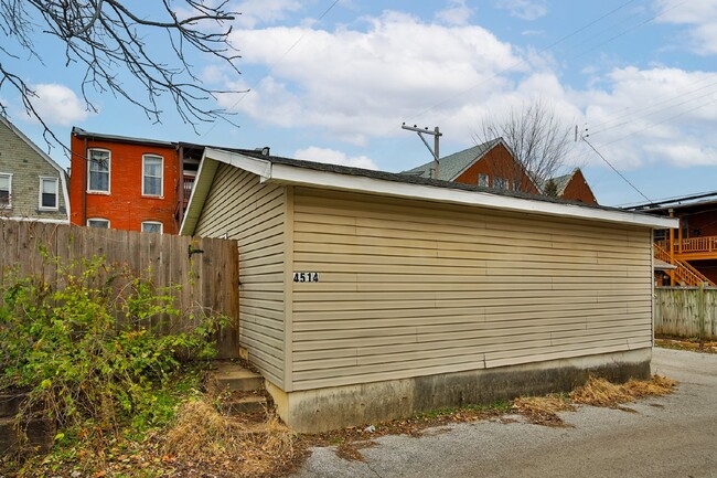 Building Photo - Charming 2-Bedroom Unit Near The Grove!