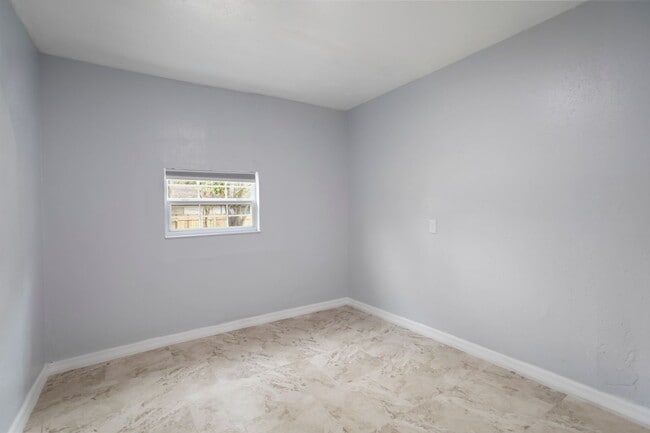 Building Photo - Very large 4bdrm/2bath House, Ready End of February