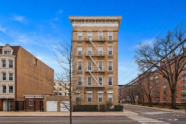 Building Photo - 734 Adams St