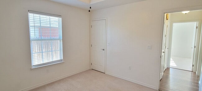 Building Photo - NEWER HOME ON QUIET STREET