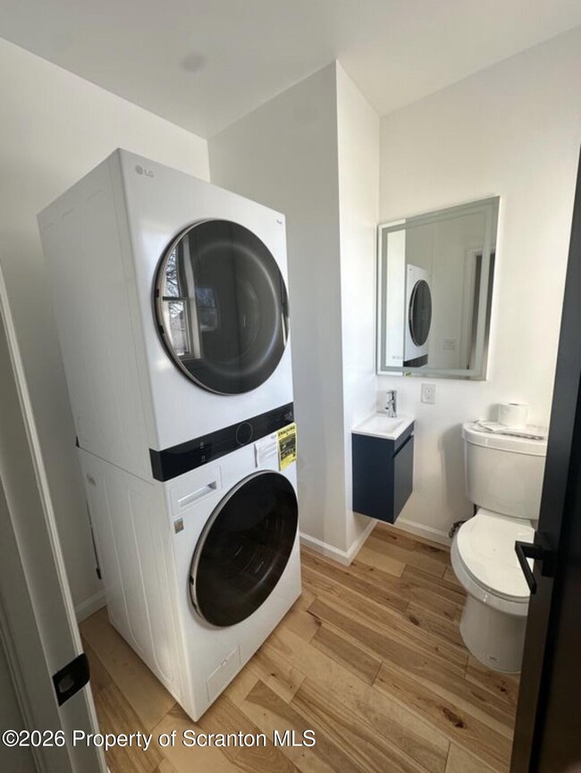 Building Photo - 200 Oak St