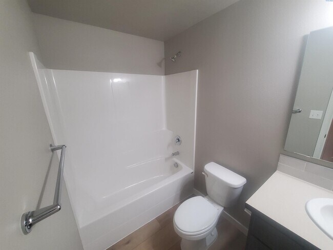 Building Photo - Kennewick Rambler with 3 Car Garage