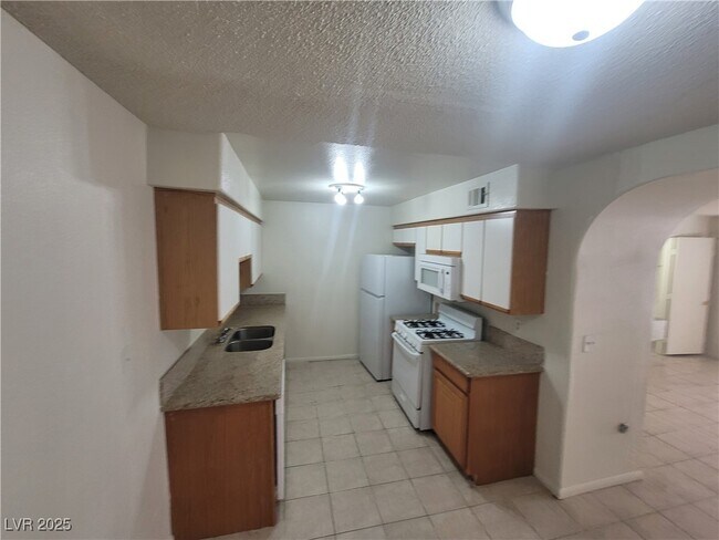 Building Photo - 1608 N Torrey Pines Dr
