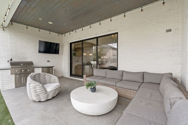 Building Photo - 6626 Saxet St