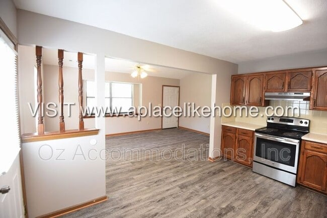 Building Photo - 119 SE Greystone Dr