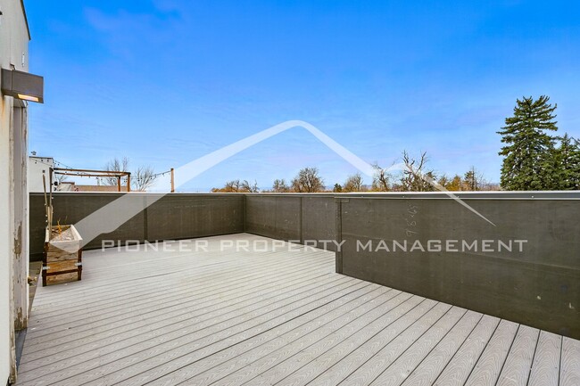 Building Photo - Spacious Home with Washer/Dryer and Mountain Views