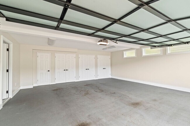 Building Photo - Manoa Valley, 4 bedroom, 3 bath, Fully Ren...