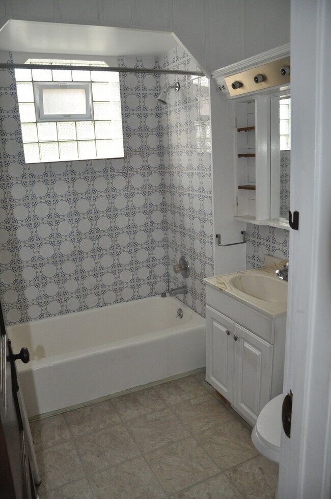 Building Photo - 3332 N Bell Ave