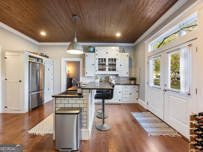 Building Photo - 249 Martin St