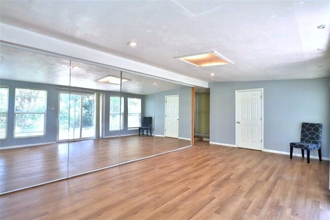 Building Photo - 3210 Cloverdale St