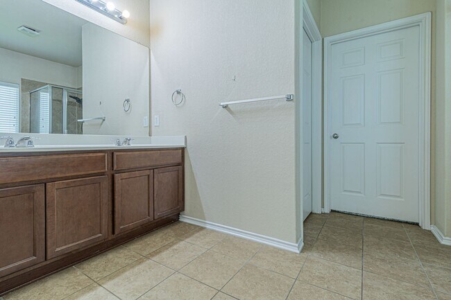 Building Photo - Great 4 bedroom 2.5 bath in Wildhorse